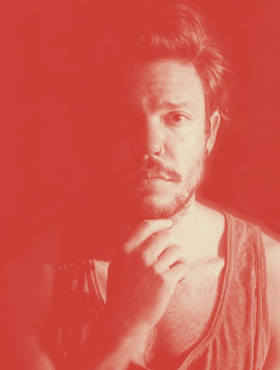 Retrato em tom vermelho